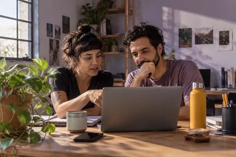 Profissional desenvolvendo sites e sistemas em um escritório brasileiro
